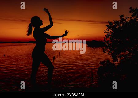 Ein herrliches lateinisches Modell posiert, wenn die Sonne über dem Golf von Mexiko in der Nähe von Sinanche Yucatan Mexico aufgeht Stockfoto