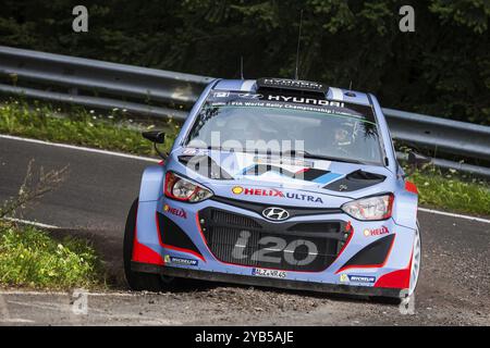 Thierry Neuville aus Belgien und Nicolas Gilsoul aus Belgien treten am 2. Tag der ADAC-Rallye Deutschl in ihrem Hyundai Motorsport Hyundai i20 WRC an Stockfoto