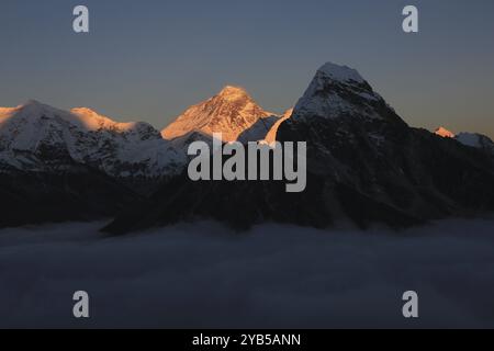 Blick auf den Sonnenuntergang vom Gokyo Valley, Mount Everest und Nebelmeer Stockfoto