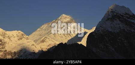 Hell beleuchteter Mount Everest kurz vor Sonnenuntergang Stockfoto