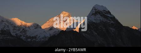 Sonnendurchfluteter Mount Everest bei Sonnenuntergang, Nepal, Asien Stockfoto