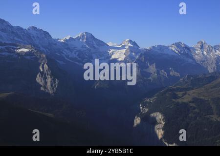 Dorf Muerren und hohe Berge von Maennlichen aus gesehen Stockfoto