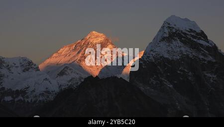 Majestätischer Mount Everest bei Sonnenuntergang, Blick vom Gokyo Valley, Nepal, Asien Stockfoto