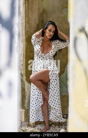 Ein herrliches lateinisches Modell steht in einem verlassenen Pueblo in der mexikanischen Provinz Yucatan Stockfoto