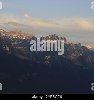 Berge Roteflue und Loucherhorn bei Sonnenuntergang, Blick von Planalp, Brienz Stockfoto