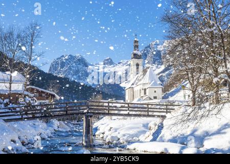 Schneefall in Ramsau, die Pfarrkirche St. Sebastian im Winter, Ramsau, Berchtesgaden, Bayern, Deutschland, Europa Stockfoto