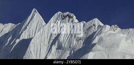 Atemberaubend geformter, scharfer Bergrücken und Gipfel aus Gorakshep, Nepal, Asien Stockfoto