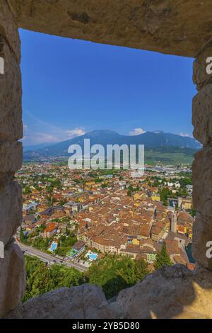 Blick von der Burgruine Il Bastione im historischen Viertel Riva del Garda, Trient, Italien, Europa Stockfoto