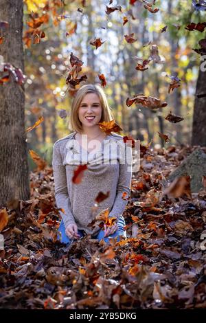 Ein prächtiges blondes Model genießt das Herbstwetter im Freien Stockfoto