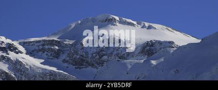 Schneebedeckter Berg von der Elm aus gesehen, Kanton Glarus Stockfoto