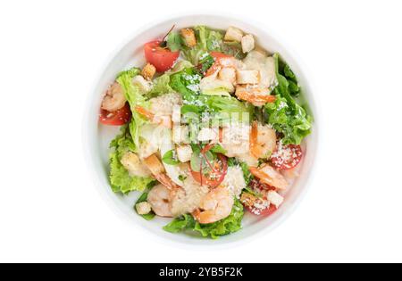 Caesar Salat mit Garnelen auf weißem Hintergrund von oben Stockfoto