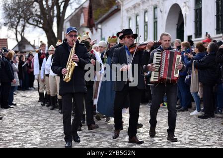 RIMETEA, RUMÄNIEN - 2. MÄRZ 2024: Menschen in traditioneller ungarischer Tracht feiern den Karneval am Ende des Winters Stockfoto