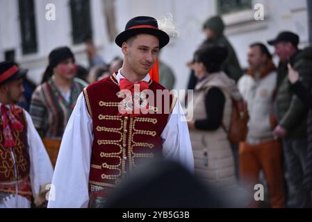 RIMETEA, RUMÄNIEN - 2. MÄRZ 2024: Menschen in traditioneller ungarischer Tracht feiern den Karneval am Ende des Winters Stockfoto