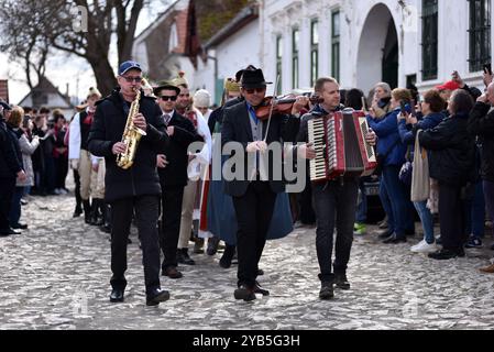 RIMETEA, RUMÄNIEN - 2. MÄRZ 2024: Menschen in traditioneller ungarischer Tracht feiern den Karneval am Ende des Winters Stockfoto