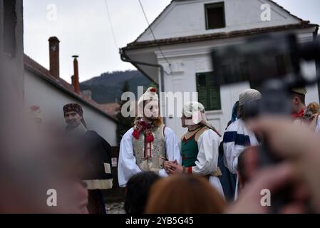 RIMETEA, RUMÄNIEN - 2. MÄRZ 2024: Menschen in traditioneller ungarischer Tracht feiern den Karneval am Ende des Winters Stockfoto