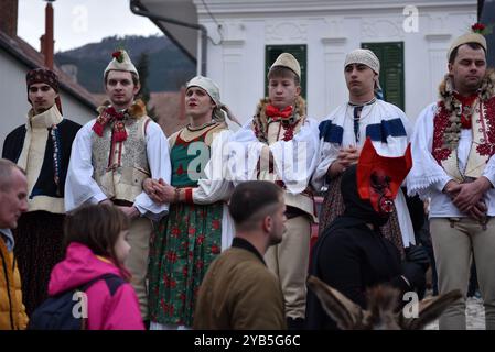 RIMETEA, RUMÄNIEN - 2. MÄRZ 2024: Nicht identifizierte Männer in Frauenkleidung feiern den Karneval am Ende des Winters Stockfoto