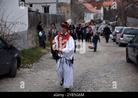 RIMETEA, RUMÄNIEN - 2. MÄRZ 2024: Menschen in traditioneller ungarischer Tracht feiern den Karneval am Ende des Winters Stockfoto