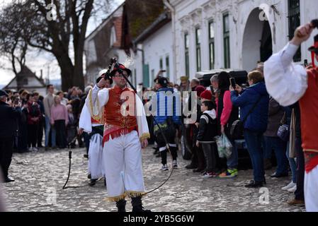 RIMETEA, RUMÄNIEN - 2. MÄRZ 2024: Menschen in traditioneller ungarischer Tracht feiern den Karneval am Ende des Winters Stockfoto