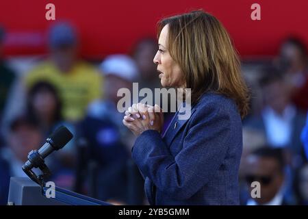 Washington Crossing, Usa. Oktober 2024. Vizepräsidentin Kamala Harris, Kandidat der Demokratischen Partei für das Amt des US-Präsidenten, ist bei einer Wahlkampagne im Washington Crossing Historic Park am 16. Oktober 2024 in Philadelphia, Pennsylvania, vertreten. Foto: Saquan Stimpson/CNP/ABACAPRESS. COM Credit: Abaca Press/Alamy Live News Stockfoto