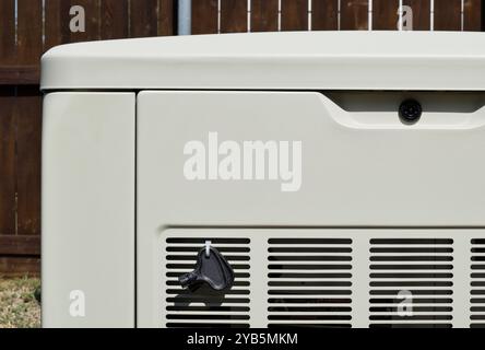 Standby-Heim-Stromaggregat teilweise in Wohnhof, Notstromversorgung Stromerzeugung. Stockfoto