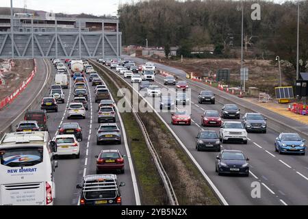 Aktenfoto vom 23.12/23. Vom langsamen Verkehr auf der M42 in der Nähe von Birmingham. Die Minister sollten eine Anhebung der Steuern auf Benzin- und Dieselfahrzeuge in Erwägung ziehen, um die "Prämie" für den Kauf von Elektrofahrzeugen zu senken, sagte eine wirtschaftliche Denkfabrik. In einem Bericht der Resolution Foundation wurde empfohlen, diese Maßnahme zu ergreifen, wenn weiterhin Bedenken hinsichtlich der Anzahl der Elektrofahrzeuge bestehen. Ausgabedatum: Donnerstag, 17. Oktober 2024. Stockfoto