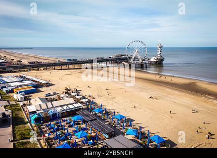 SCHEVENINGEN - die Menschen genießen das sonnige Herbstwetter am Boulevard und Strand von Scheveningen. Foto: ANP / Hollandse Hoogte / John van der Tol niederlande Out - belgien Out Stockfoto