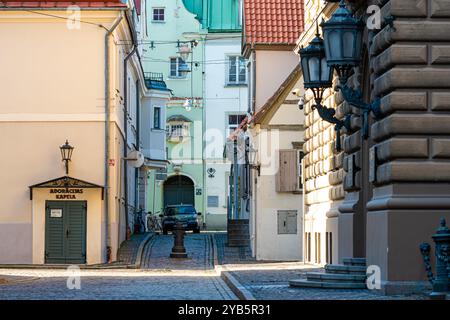 Riga, Lettland - 6. November 2020: Eine ruhige Straße mit bezaubernder Architektur unter hellem Sonnenlicht. Stockfoto