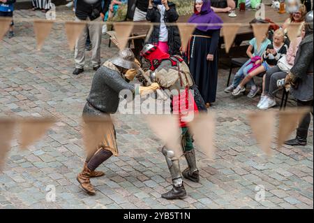 Jaunpils, Lettland - 10. August 2024: Ritter treten in einem Freundschaftsduell in einer festlichen Menge an. Stockfoto