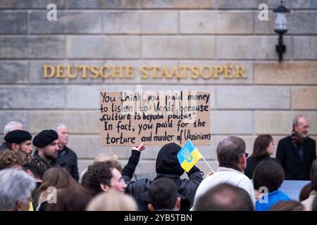 Die ukrainische Organisation Vitsche protestiert mit einer Demonstration unter dem Motto keine Bühne für Putin-Unterstützer gegen den Auftritt der russischen Opernsängerin Anna Netrebko in Verdis Nabucco in der Deutschen Staatsoper Berlin. / Die ukrainische Organisation Vitsche protestiert gegen den Auftritt der russischen Opernsängerin Anna Netrebko in Verdis Nabucco an der Deutschen Staatsoper Berlin mit einer Demonstration unter dem Motto keine Bühne für Putin - Anhänger . Schnappschuss-Fotografie/K.M.Krause *** die ukrainische Organisation Vitsche protestiert gegen die Aufführung der russischen Oper Stockfoto