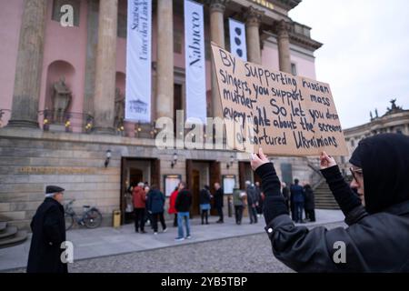 Die ukrainische Organisation Vitsche protestiert mit einer Demonstration unter dem Motto keine Bühne für Putin-Unterstützer gegen den Auftritt der russischen Opernsängerin Anna Netrebko in Verdis Nabucco in der Deutschen Staatsoper Berlin. / Die ukrainische Organisation Vitsche protestiert gegen den Auftritt der russischen Opernsängerin Anna Netrebko in Verdis Nabucco an der Deutschen Staatsoper Berlin mit einer Demonstration unter dem Motto keine Bühne für Putin - Anhänger . Schnappschuss-Fotografie/K.M.Krause *** die ukrainische Organisation Vitsche protestiert gegen die Aufführung der russischen Oper Stockfoto