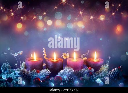 Adventskerzen - Wreath Aus Vier Lila Kerzenlichtern Mit Glitzern Und Lichterkette Stockfoto