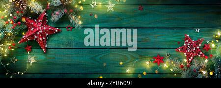 Weihnachtliches Grünes Banner - Tannenzweige, Lichterketten Und Rotes Ornament Auf Holzdielen Stockfoto