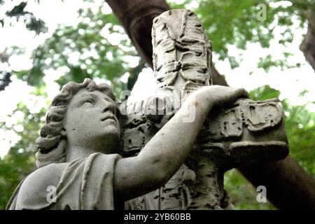 Statue einer Engelsfigur mit einem christlichen Kreuz im Taman Prasati Museum (Museum des Gedenksteinparks) in Jakarta, Indonesien. Stockfoto