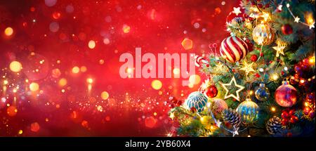 Weihnachtsbaum In Rot Glänzend Glitzerndem Hintergrund - Kugeln Hängen Auf Tanne Mit Abstrakten Lichtern Stockfoto