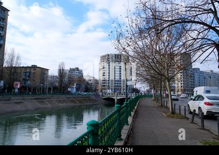 Rumänien Bukarest Winterspaziergang durch die Sehenswürdigkeiten der Stadt im Zentrum. Architektur von Verwaltungsgebäuden. Videoset zur Geschichte einer großen europäischen Stadt. Kulturdenkmäler. fluss Stockfoto