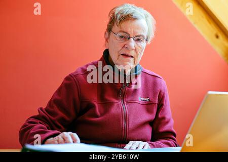 Gadendorf, Deutschland. Oktober 2024. Doktor Gabriele Kaczmarczyk sitzt an einem Schreibtisch in ihrem Haus. Die Ärztin aus Berlin war bis 2021 Vizepräsidentin der Deutschen Ärztekammer (DÄB), für die sie heute als Senior Consultant tätig ist. Vor rund 100 Jahren, am 25. Oktober 1924, fand in Berlin die Gründungsversammlung der DÄB statt. Frank Molter/dpa/Alamy Live News Stockfoto