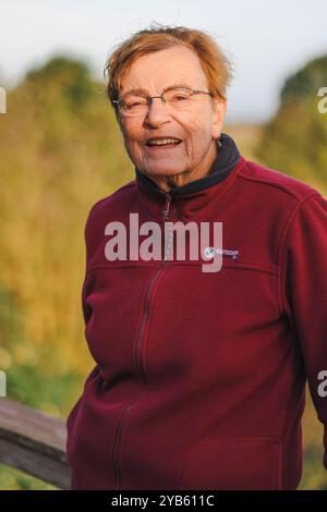 Gadendorf, Deutschland. Oktober 2024. Dr. Gabriele Kaczmarczyk steht vor ihrem Haus. Die Ärztin aus Berlin war bis 2021 Vizepräsidentin der Deutschen Ärztekammer (DÄB), für die sie heute als Senior Consultant tätig ist. Vor rund 100 Jahren, am 25. Oktober 1924, fand in Berlin die Gründungsversammlung der DÄB statt. Frank Molter/dpa/Alamy Live News Stockfoto