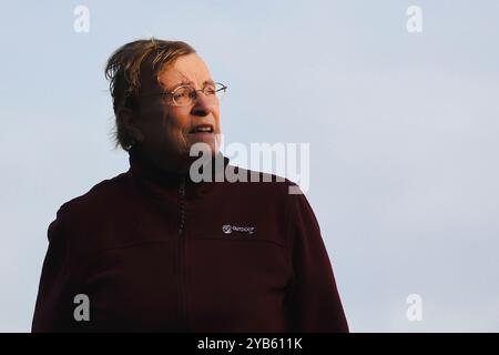 Gadendorf, Deutschland. Oktober 2024. Dr. Gabriele Kaczmarczyk steht vor ihrem Haus. Die Ärztin aus Berlin war bis 2021 Vizepräsidentin der Deutschen Ärztekammer (DÄB), für die sie heute als Senior Consultant tätig ist. Vor rund 100 Jahren, am 25. Oktober 1924, fand in Berlin die Gründungsversammlung der DÄB statt. Frank Molter/dpa/Alamy Live News Stockfoto