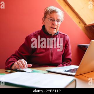 Gadendorf, Deutschland. Oktober 2024. Doktor Gabriele Kaczmarczyk sitzt an einem Schreibtisch in ihrem Haus. Die Ärztin aus Berlin war bis 2021 Vizepräsidentin der Deutschen Ärztekammer (DÄB), für die sie heute als Senior Consultant tätig ist. Vor rund 100 Jahren, am 25. Oktober 1924, fand in Berlin die Gründungsversammlung der DÄB statt. Frank Molter/dpa/Alamy Live News Stockfoto