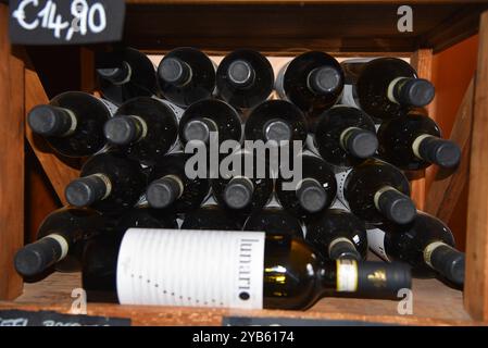 San Gimignano, 17. September 2024. Italienische Küche und Wein in den verschiedenen Geschäften in San Gimignano, Toskana. Hochwertige Fotos Stockfoto