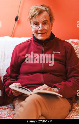 Gadendorf, Deutschland. Oktober 2024. Doktor Gabriele Kaczmarczyk sitzt auf einem Sofa in ihrem Haus. Die Ärztin aus Berlin war bis 2021 Vizepräsidentin des Deutschen Ärztebundes (DÄB), für den sie heute als Senior Consultant tätig ist. Vor rund 100 Jahren, am 25. Oktober 1924, fand in Berlin die Gründungsversammlung der DÄB statt. Frank Molter/dpa/Alamy Live News Stockfoto