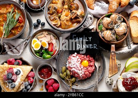 Traditionelle französische Gerichte, Familienessen oder Mittagessen, Blick von oben auf hellem Hintergrund, Blick von oben Stockfoto