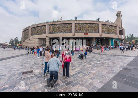 Mexiko-Stadt, Mexiko. September 2024. Mexikanische Pilger besuchen die moderne Basilika von Guadalupe, einige von ihnen gehen auf den Knien und zeigen extreme Hingabe Stockfoto