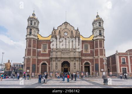 Mexiko-Stadt, Mexiko. September 2024. Mexikaner besuchen die alte Basilika unserer Lieben Frau von Guadalupe, ein Gebäude, das zwischen 1695 und 1709 erbaut wurde Stockfoto