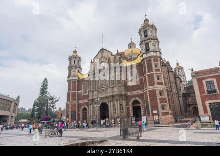 Mexiko-Stadt, Mexiko. September 2024. Mexikaner besuchen die alte Basilika unserer Lieben Frau von Guadalupe, ein Gebäude, das zwischen 1695 und 1709 erbaut wurde Stockfoto