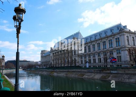 Rumänien Bukarest Winterspaziergang durch die Sehenswürdigkeiten der Stadt im Zentrum. Architektur von Verwaltungsgebäuden. Videoset zur Geschichte einer großen europäischen Stadt. Kulturdenkmäler. fluss Stockfoto