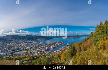 Herbstfarben in den Bergen in Norwegen. Dies ist vom Mt. Floyen, der mit der Standseilbahn vom Stadtzentrum aus erreicht werden kann. Stockfoto