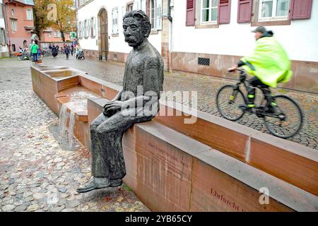 A. Schweitzer hat hier in Strassburg Philosophie studiert und auch Konzerte veranstaltet. Der Brunnen mit seiner Skulptur steht gegenueber St.-Thomas Kirche vor einem Gymnasium *** Ein Schweitzer studierte Philosophie hier in Straßburg und organisierte auch Konzerte der Brunnen mit seiner Skulptur steht gegenüber der Thomaskirche vor einem Gymnasium Stockfoto