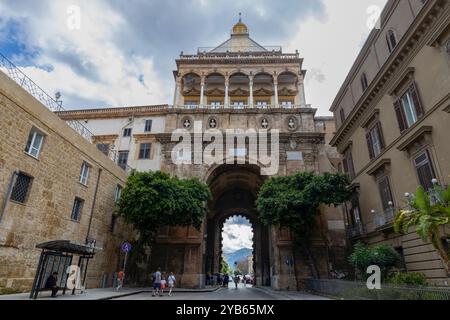 PALERMO, ITALIEN, 15. JUNI 2023 - Blick auf die Porta Nuova (Neues Tor) im historischen Zentrum von Palermo, Italien Stockfoto