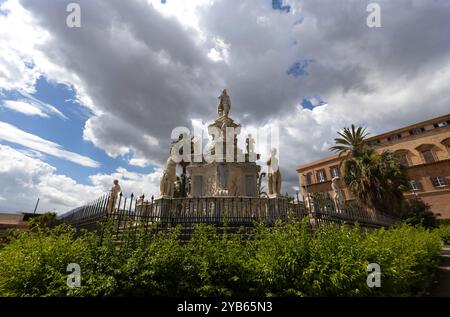 PALERMO, ITALIEN, 15. JUNI 2023 - Blick auf das Denkmal des Marmor-Theaters, das König Philipp V. von Spanien in Palermo, Sizilien, Italien gewidmet ist Stockfoto